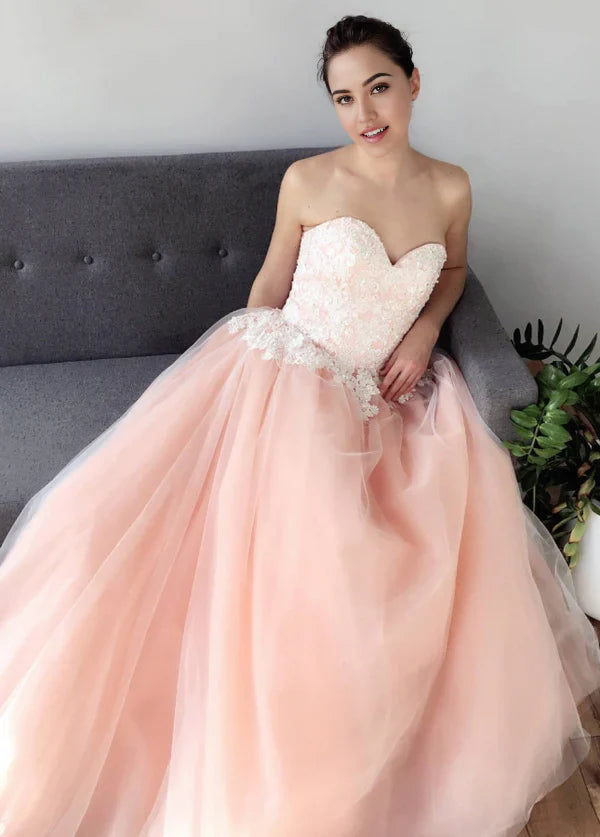Vestidos de novia con apliques y falda de tul con escote en forma de corazón en forma de A